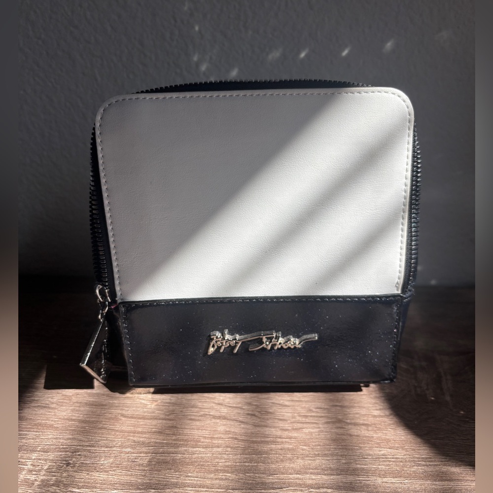 Betsey Johnson Polaroid camera purse - Picture 4 of 5